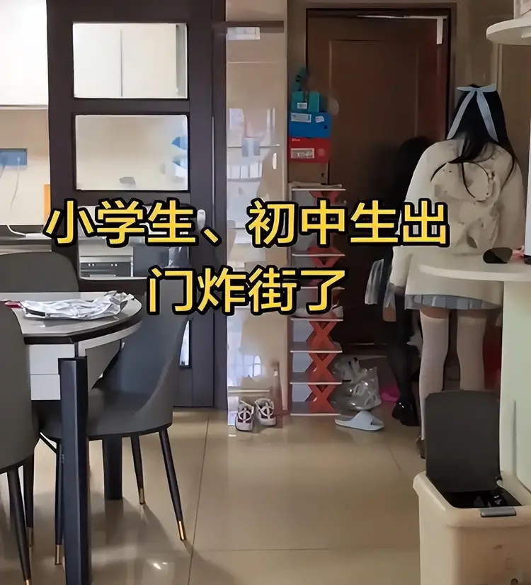 KOK体育-“我女儿敢这样，腿给砸断”，宝妈晒2个女儿出门，装束让人怒了